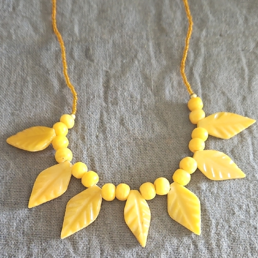 Yellow Carved Agate Leaf Beaded Necklace Vintage Gemstone Beads Lovely!